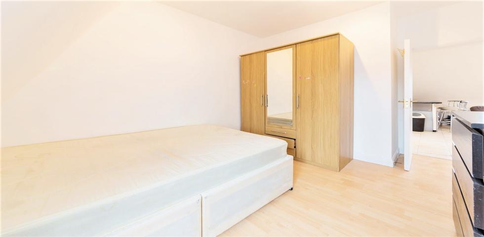			2 Bedroom, 1 bath, 1 reception Flat			 High Road, DOLLIS HILL